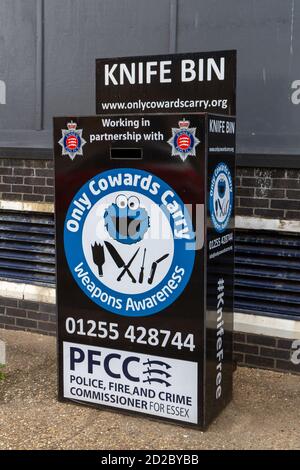 Ein Messer bin oder Messer Amnestie bin (eingerichtet von der Polizei, Feuer und Verbrechen Kommissar für Essex, Chelmsford, Essex, Großbritannien. Stockfoto