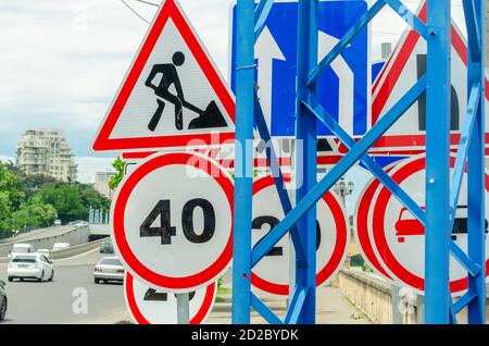 Eine Sammlung von vielen verschiedenen Straßenschildern auf einem Sunny Tag auf der Straße in der Stadt Stockfoto