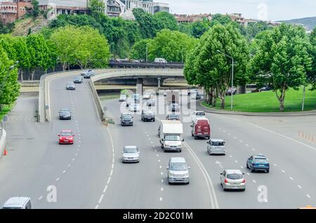 Tiflis, Georgien - 28. Juni 2019: Blick auf die Straße mit Autos von oben, Straße in der Nähe des Hauses der Justiz Stockfoto