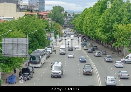 Tiflis, Georgien - 28. Juni 2019: Blick auf die Straße mit Autos von oben, Straße in der Nähe des Hauses der Justiz Stockfoto