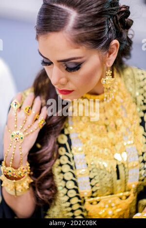 Arabische Frau in traditioneller Kleidung mit traditionellem Schmuck Stockfoto