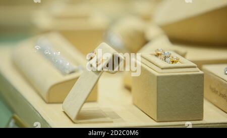 Gold Diamond & Salver Schmuck Display (selektive Fokus) Stockfoto