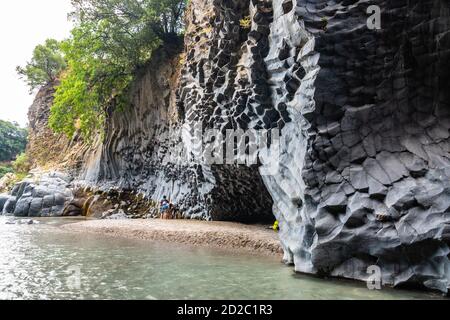 Basaltfelsen und unberührtes Wasser der Alcantara-Schluchten in Sizilien, Italien Stockfoto