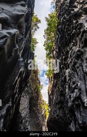 Basaltfelsen und unberührtes Wasser der Alcantara-Schluchten in Sizilien, Italien Stockfoto