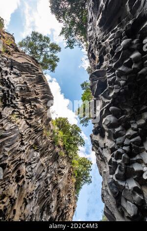 Basaltfelsen und unberührtes Wasser der Alcantara-Schluchten in Sizilien, Italien Stockfoto