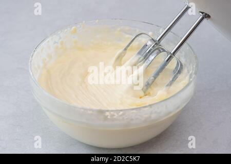 Frischkäse Schlagsahne aus der Nähe in einer Glasschüssel Stockfoto