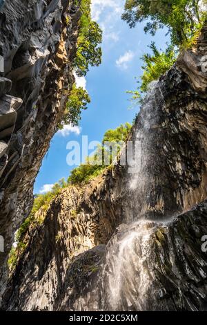 Basaltfelsen und unberührtes Wasser der Alcantara-Schluchten in Sizilien, Italien Stockfoto