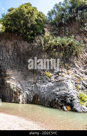 Basaltfelsen und unberührtes Wasser der Alcantara-Schluchten in Sizilien, Italien Stockfoto