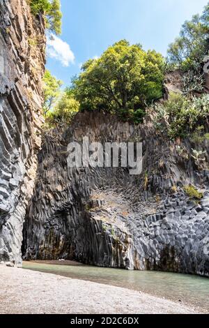 Basaltfelsen und unberührtes Wasser der Alcantara-Schluchten in Sizilien, Italien Stockfoto