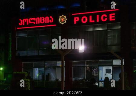 Tiflis, Georgien - 27. Juni 2019: Moderne Polizeigebäude in Tiflis in der Nacht Stockfoto