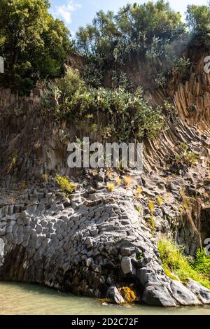 Basaltfelsen und unberührtes Wasser der Alcantara-Schluchten in Sizilien, Italien Stockfoto