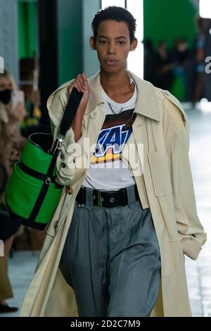 Paris, Frankreich. Oktober 2020. LOUIS VUITTON SS21 Runway während der Paris Fashion Week September 2020 - Paris, Frankreich 06/10/2020 Quelle: dpa/Alamy Live News Stockfoto