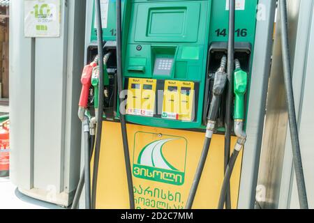Tiflis, Georgien - Juni 28 2019: Tankstelle in Tiflis, Nahaufnahme Schläuche Stockfoto
