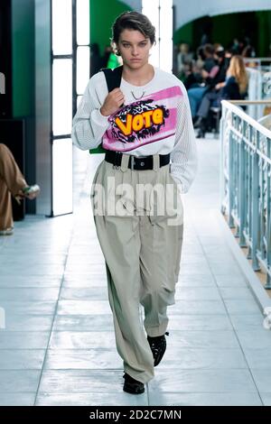 Paris, Frankreich. Oktober 2020. LOUIS VUITTON SS21 Runway während der Paris Fashion Week September 2020 - Paris, Frankreich 06/10/2020 Quelle: dpa/Alamy Live News Stockfoto
