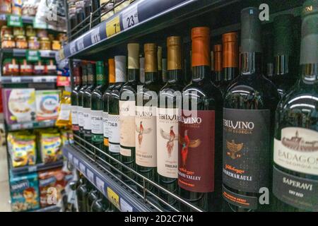 Tiflis, Georgien - Juni 28 2019: Georgische Flaschenweine in den Regalen aus nächster Nähe Stockfoto