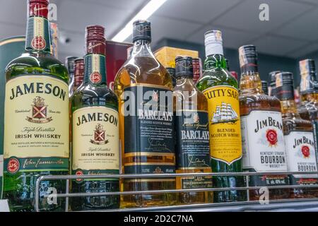 Tiflis, Georgien - Juni 28 2019: Verschiedene Whiskey-Auswahl auf dem Ladenregal close up Stockfoto