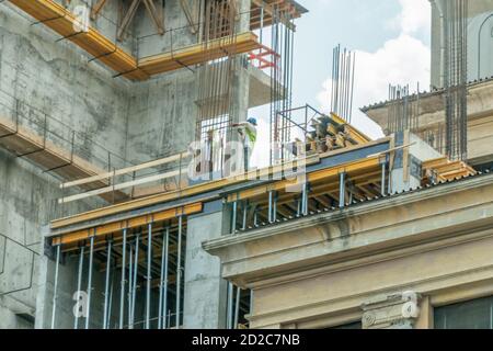 Tiflis, Georgien - Juni 28 2019: Bauherren bauen Pfähle auf dem Haus. Hausbau. Konstruktionskonzept Stockfoto