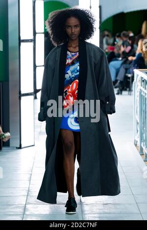 Paris, Frankreich. Oktober 2020. LOUIS VUITTON SS21 Runway während der Paris Fashion Week September 2020 - Paris, Frankreich 06/10/2020 Quelle: dpa/Alamy Live News Stockfoto