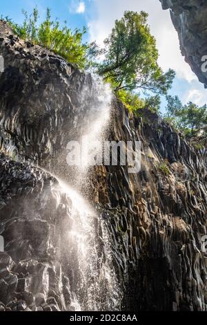 Basaltfelsen und unberührtes Wasser der Alcantara-Schluchten in Sizilien, Italien Stockfoto