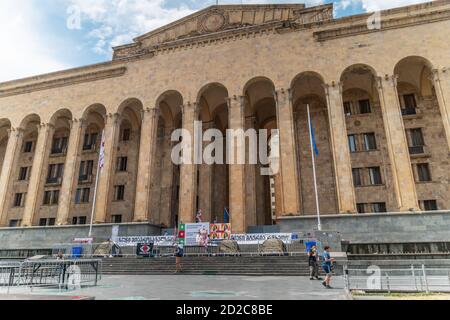 Tiflis, Georgien - 28. Juni 2019. Parlamentsgebäude bei Kundgebungen in Tiflis an einem sonnigen Tag Stockfoto