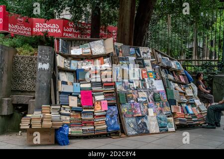 Tiflis, Georgien - Juni 28 2019: Straßenhändler verkauft verschiedene alte Bücher an einem sonnigen Tag Stockfoto