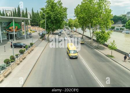 Tiflis, Georgien - 28. Juni 2019: Blick auf die Straße mit Autos von oben, nach rechts fließt der Gebirgsfluss von Kura Stockfoto