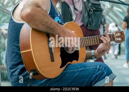 Ein Mann spielt Gitarre. Straßenporträt im Freien. Kein Gesicht, Nahaufnahme. Georgischer Mann Stockfoto