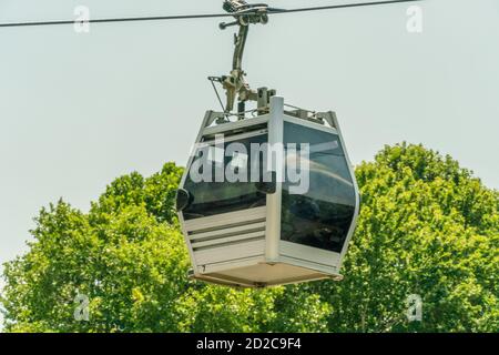 Tiflis, Georgien, Standseilbahn-Taxi Nahaufnahme gegen den blauen Himmel, die Krone eines Baumes Stockfoto