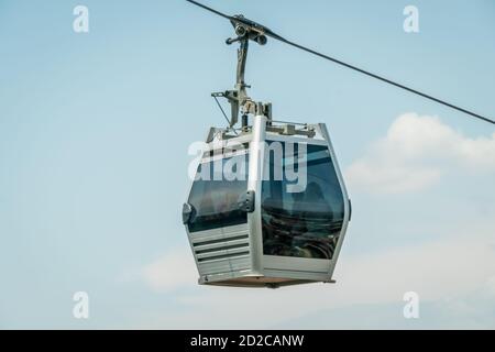 Tiflis, Georgien, Standseilbahn-Taxi Nahaufnahme gegen den blauen Himmel Stockfoto