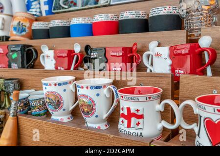 Tiflis, Georgien - Juni 28 2019: Keramik-Souvenir-Tassen auf dem touristischen Markt in Tiflis Stockfoto