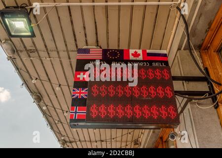 Tiflis, Georgien - Juni 28 2019: Wechselstube Schild befindet sich im touristischen Bereich der Stadt. Stockfoto