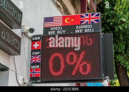 Tiflis, Georgien - Juni 28 2019: Wechselstube Schild befindet sich im touristischen Bereich der Stadt. Stockfoto