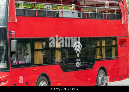 Kostenloses Wi-Fi-Symbol oder Zeichen auf einem roten Doppeldecker Touristenbus. Stockfoto