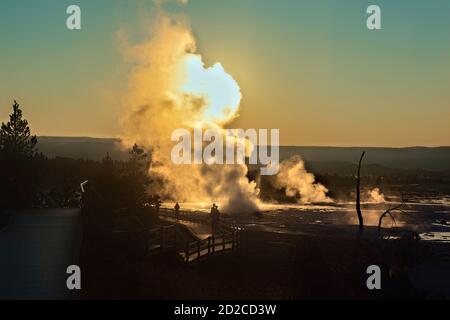 Clepsydra Geyser, der bei Sonnenuntergang ausbricht, Lower Geyser Basin, Yellowstone National Park, Wyoming, USA Stockfoto