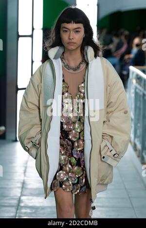 Paris, Frankreich. Oktober 2020. LOUIS VUITTON SS21 Runway während der Paris Fashion Week September 2020 - Paris, Frankreich 06/10/2020 Quelle: dpa/Alamy Live News Stockfoto
