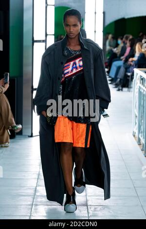 Paris, Frankreich. Oktober 2020. LOUIS VUITTON SS21 Runway während der Paris Fashion Week September 2020 - Paris, Frankreich 06/10/2020 Quelle: dpa/Alamy Live News Stockfoto