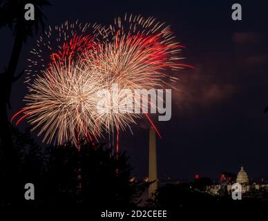 Feuerwerk auf der Mall in Washington DC mit dem US Capitol und dem Washingon Monument Stockfoto
