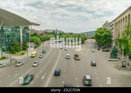 Tiflis, Georgien - 28. Juni 2019: Blick auf die Straße mit Autos von oben, Straße in der Nähe des Hauses der Justiz Stockfoto