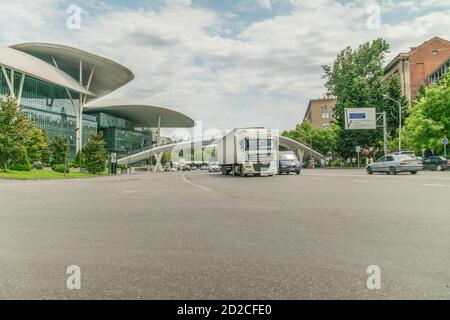 Tiflis, Georgien - 29. Juni 2019: Tbilisi State Service Hall, House of Justice an einem sonnigen Tag. Moderne Gebäudearchitektur Stockfoto