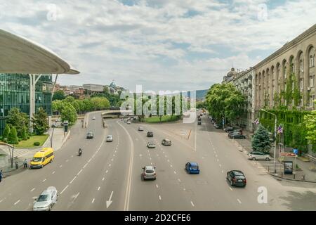 Tiflis, Georgien - 28. Juni 2019: Blick auf die Straße mit Autos von oben, Straße in der Nähe des Hauses der Justiz Stockfoto