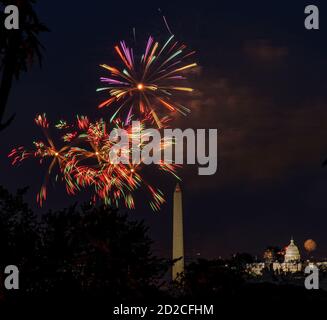 Feuerwerk auf der Mall in Washington DC mit dem US Capitol und dem Washingon Monument Stockfoto