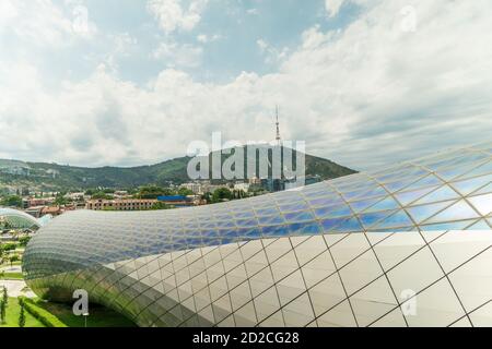 Seitenansicht eines modernen Gebäudes eines Kulturkomplexes in Rick Park in Tiflis, Georgien an einem sonnigen Tag Stockfoto