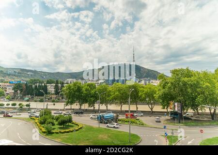 Tiflis, Georgien - Juni 29 2019: Blick auf Tiflis, TV-Turm, die Straße bei sonnigem Wetter Stockfoto