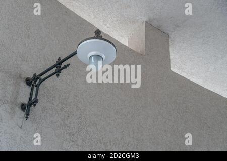 Runde Laterne auf einer grauen Steinwand mit Platz für Text Stockfoto