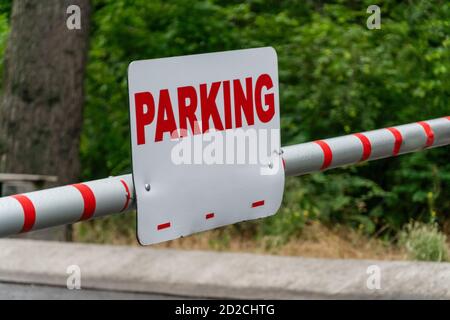Barriere, Automatische Alarmanlage. Nahaufnahme des Parkschilds Stockfoto