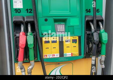 Tiflis, Georgien - Juni 28 2019: Tankstelle in Tiflis, Nahaufnahme Schläuche Stockfoto