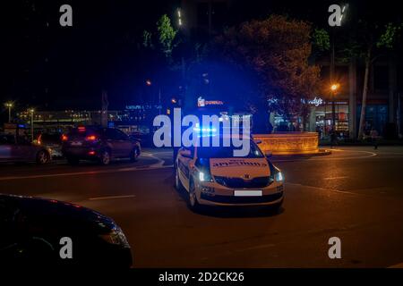 Tiflis, Georgien - 29 2019. Juni: Polizeiautos mit eingeschlossenen Leuchttürmen blockiert die Straße in der Nacht in Tiflis Stockfoto