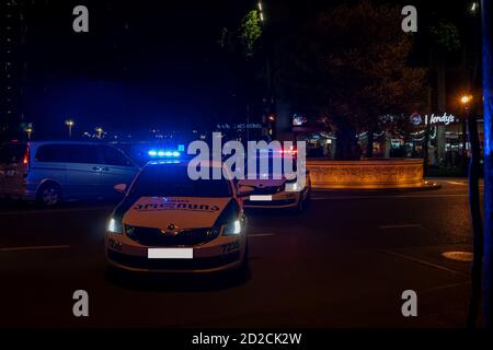 Tiflis, Georgien - 29 2019. Juni: Polizeiautos mit eingeschlossenen Leuchttürmen blockiert die Straße in der Nacht in Tiflis Stockfoto