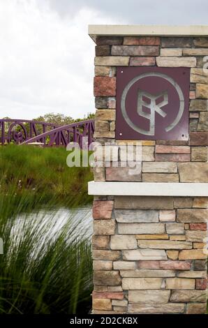 Eingangspost mit Ranchlogo auf der Babcock Ranch, EINER nachhaltigen Gemeinde im Südwesten Floridas, läuft auf Solaranlage. Stockfoto