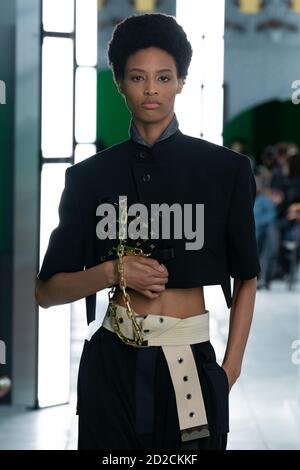 Paris, Frankreich. Oktober 2020. LOUIS VUITTON SS21 Runway während der Paris Fashion Week September 2020 - Paris, Frankreich 06/10/2020 Credit: dpa/Alamy Live News Stockfoto